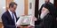O Κυριάκος Μητσοτάκης με τον αρχιεπίσκοπο Αναστάσιο κατά τη συνάντησή τους στην Αλβανία