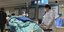 Γιατρός στη Κίνα βλέπει ασθενή σε φορείο