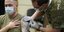 Αμερικανός στρατιώτης εμβολιάζεται κατά της COVID-19