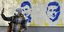 Άνδρας τραβά selfie μπροστά από γκράφιτι του Ουκρανού προέδρου Ζελένσκι και του δημάρχου του Κιέβου, Κλίτσκο