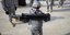 Αμερικανός στρατιώτης κρατάει πολυβόλο που προορίζεται για τοποθέτηση σε άρμα μάχης Abrams 