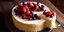 Γνήσιο, κρεμώδες, Νεοϋορκέζικο cheesecake, με κρέμα τυριού μασκαρπόνε, ζουμερές φράουλες και μούρα