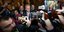 Δημοσιογράφοι κατακλύζουν τον βουλευτή Κέβιν Μακάρθι ενώ βγαίνει από την αίθουσα της Βουλής