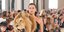 Η Ιρίνα Σάικ με το faux κεφάλι λιονταριού του Sciaparelli