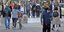 Πολίτες περπατούν στο δρόμο με μάσκες για τον κορωνοϊό