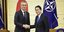 O γενικός γραμματέας του NATO, Γενς Στόλτενμπεργκ και ο πρωθυπουργός της Ιαπωνίας Φούμιο Κισίντα