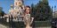 Ρωσίδα με τατουάζ γυμνή μπροστά σε ναό