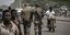 Στρατιώτες περπατούν σε δρόμο της Μπουρκίνα Φάσο