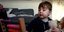 Ο Teddy Hobbs, το νεότερο μέλος της Mensa στη Βρετανία σε ηλικία μόλις 4 ετών, παίζει με έναν άβακα