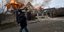 Χερσώνα: Ουκρανός δίπλα σε φλεγόμενο σπίτι από ρωσικό βομβαρδισμό