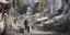 Πεζός περπατά σε συντρίμμια σε δρόμο στη Τουρκία