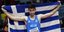 Ο Μίλτος Τεντόγλου ποζάρει με την ελληνική σημαία μετά το χρυσό στο Παγκόσμιο Πρωτάθλημα Στίβου στο Βελιγράδι το 2022