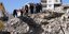 Διασώστες στα ερείπια κτιρίου στα Άδανα, που ισοπέδωσε ο φονικός σεισμός