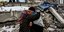 Ένα ζευγάρι ηλικιωμένων Τούρκων κλαίει αγκαλιασμένο μπροστά από τα συντρίμμια στη Μελιτινή