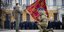 Ο Ουκρανός πρόεδρος Ζελένσκι με τη σημαία τάγματος που ασπάζεται γονατιστός ένας αξιωματικός
