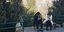 Άνδρας και γυναίκα σε παγκάκι στην Κίνα