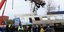 Αστυνομικοί επιτηρούν την συλλογή των συντριμιών στα Τέμπη από γερανό