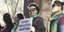 Γυναίκα κρατά πινακίδα διαμαρτυρίας για την υποστήριξη της πρόσβασης σε φάρμακα για την άμβλωση