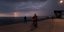Ποδηλάτης στην παραλία Θεσσαλονίκης με καταιγίδα στο βάθος