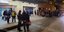 Συγγενείς επιβατών περιμένουν έξω από το Γενικό Νοσοκομείο Λάρισας 