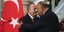 Ο Αιγύπτιος υπουργός Εξωτερικών Sameh Shoukry, δεξιά, αγκαλιάζει τον Τούρκο ομόλογό του Μεβλούτ Τσαβούσογλου μετά τη συνέντευξη Τύπου στο Παλάτι Ταχρίρ 