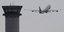 Αεροπλάνο περνά δίπλα από πύργο ελέγχου