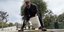 Ο ηθοποιός Άρνολντ Σβαρτσενέγκερ μπαζώνει λακκούβα σε δρόμο του Λος Άντζελες