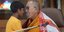 O Δαλάι Λάμα φιλάει στο στόμα ένα αγόρι