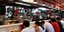 Κόσμος τρώει σε εστιατόριο ράμεν στο Τόκιο 