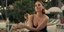 Η ηθοποιός Τσάρλι Μέρφι μίλησε για το πώς γέμισε μελανιές κατά τη διάρκεια γυρισμάτων ερωτικής σκηνής σε σειρά του Netflix