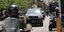 To όχημα που μεταφέρει τους συλληφθέντες για τη δολοφονία Καραϊβάζ