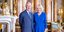 Ο βασιλιάς Κάρολος Γ' και η βασιλική σύζυγος στο μπλε σαλόνι του παλατιού του Μπάκιγχαμ