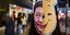 Διαδηλωτής φορώντας μάσκα Winnie the Pooh και Xi Jinping