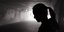 θλιμμένη νεαρή γυναίκα που στέκεται σε σκοτεινό τούνελ