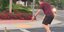Ανδρας βοηθάει πάπιες σε δρόμο στην Καλιφόρνια