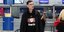 Ο Γιώργος Μπαρτζώκας κατά την αναχώρηση του Ολυμπιακού για τα παιχνίδια με τη Φενέρμπαχτσε για τα πλέι οφ της Euroleague