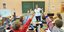 Μαθητές στην Γερμανία σηκώνουν χέρι στη δασκάλα