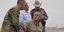 Ο Κυβερνήτης του Τέξας, Γκρεγκ Άμποτ (δεξιά), συνομιλεί με τον υποστράτηγο του Στρατιωτικού Τμήματος του Τέξας, Τόμας Σέλζερ (αριστερά)