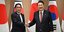 O πρόεδρος της Ν. Κορέας Γιουν Σουκ-γελ (δεξιά) με τον Ιάπωνα πρωθυπουργός Φούμιο Κισίντα