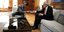 Ο Κυριάκος Μητσοτάκης παραδίδει τον μπλε φάκελο στον υπηρεσιακό πρωθυπουργό Ιωάννη Σαρμά