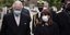 Σακελλαροπούλου και Κάρολος περπατούν φορώντας μάσκες