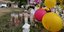 Μπαλόνια και κεριά στο σημείο που σκοτώθηκαν από πυροβολισμούς στις ΗΠΑ