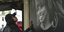Θαυμάστρια χαϊδεύει αφίσα της θρυλικής Τίνα Τέρνερ