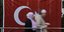 Τούρκοι πολίτες μπροστά από τουρκική σημαία στη Γερμανία