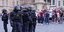 Αστυνομικοί δίπλα από οπαδούς της Γουέστ Χαμ στη Πράγα