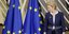 Η Ούρσουλα φον ντερ Λάιεν κοιτά τις σημαίες της ΕΕ