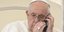 Ο Πάπας Φραγκίσκος ενώ τηλεφωνεί από το κινητό του