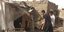 Άνθρωποι ελέγχουν τα ερείπια του κατεστραμμένου σπιτιού τους μετά από χτυπήματα στην περιοχή Allamat στο Χαρτούμ, στο Σουδάν