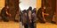 Αστυνομικοί προσπαθούν να πείσουν μοναχές να εγκαταλείψουν τη μονή της Παναγιάς Γοργοεπηκόου