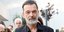 Ο Κωνσταντίνος Καζάκος ποζάρει στον φωτογραφικό φακό πριν 23 χρόνια 